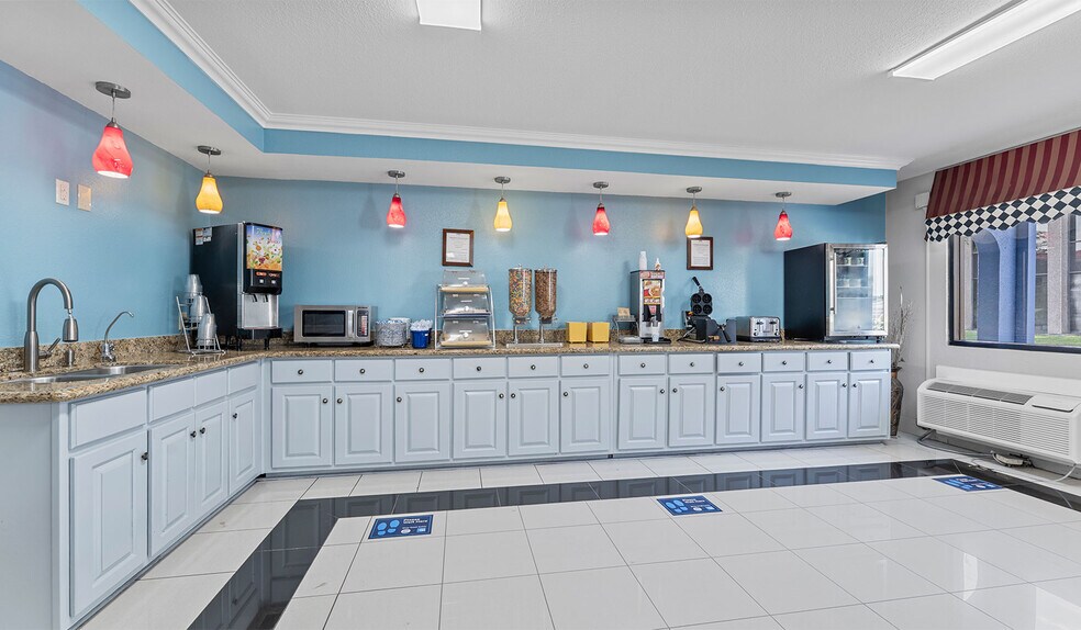 More Photos Of 11002 Northwest Fwy, Houston Hotel For Sale