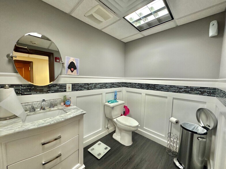 More Photos Of 4435 Austin Blvd, Island Park Office Residential For Sale