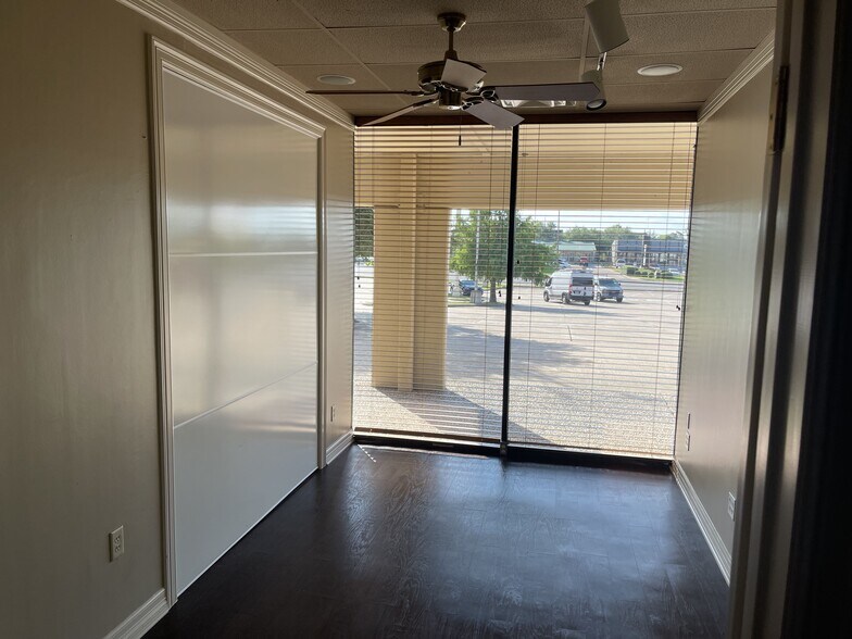 More Photos Of 404 University Dr E, College Station General Retail For Lease