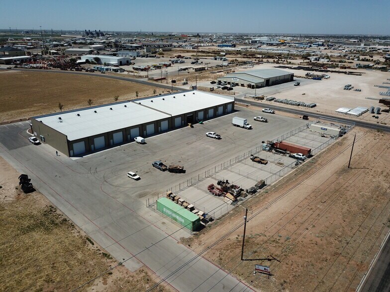 More Photos Of 801 S Pagewood Ave, Odessa Showroom For Lease