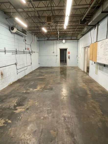 More Photos Of 2409 Sycamore Dr, Knoxville Showroom For Sale