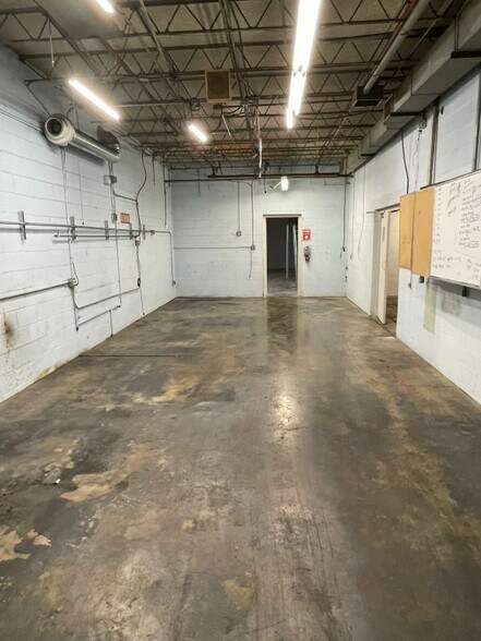 More Photos Of 2409 Sycamore Dr, Knoxville Showroom For Sale