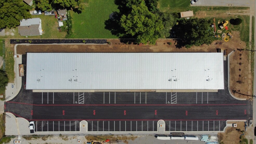 More Photos Of 1309 Division, Springfield Flex For Lease