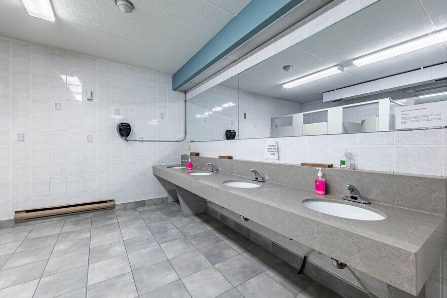More Photos Of 220 Advance Blvd, Brampton Office For Sale