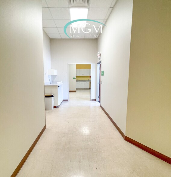 More Photos Of 1652 E Houston St, Beeville Healthcare For Lease
