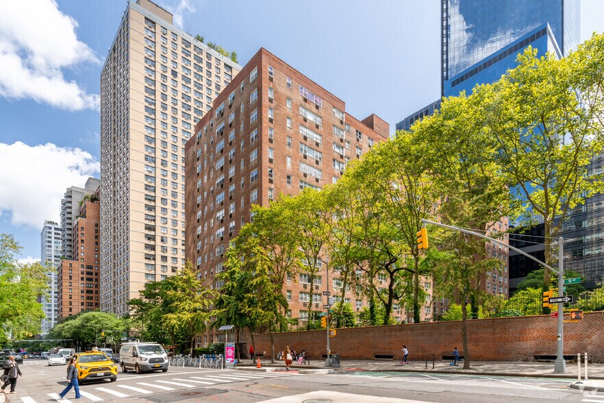 More Photos Of 30 W 60th St, New York Apartments For Lease