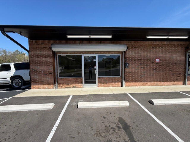 More Photos Of 5801 N Main St, Columbia Freestanding For Lease