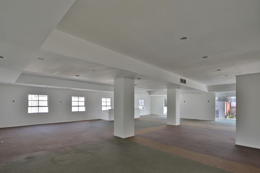 More Photos Of 853-857 N La Cienega Blvd, West Hollywood Restaurant For Lease