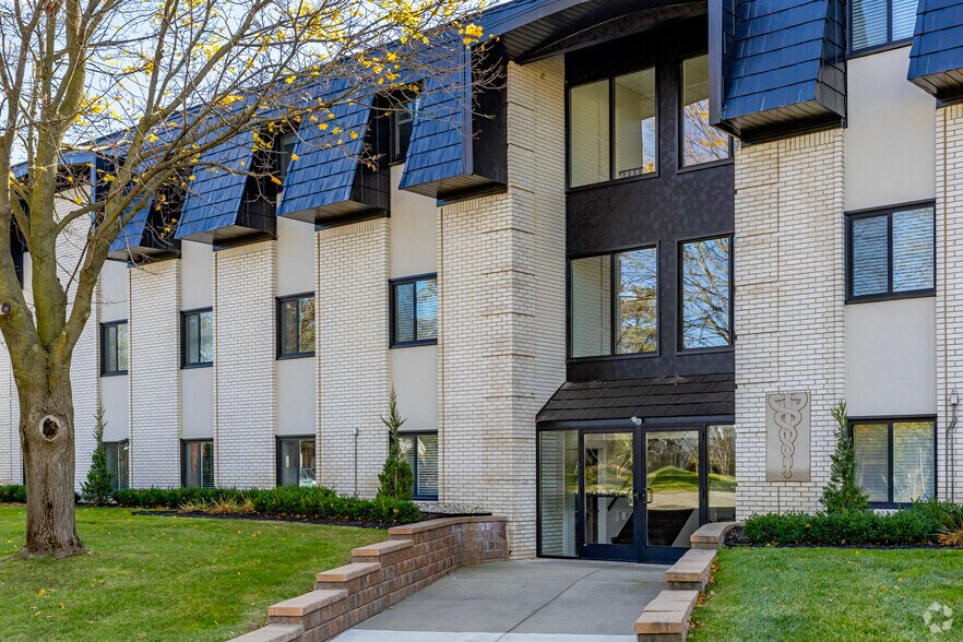 More Photos Of 811 Oakwood Dr, Rochester Medical For Lease