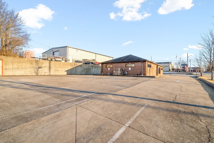 More Photos Of 215 8th St, Clarksville Medical For Lease