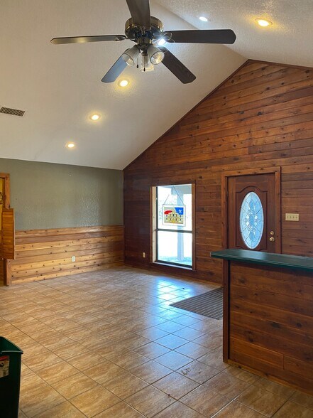 More Photos Of 8491 US Highway 281 N, Spring Branch Showroom For Sale