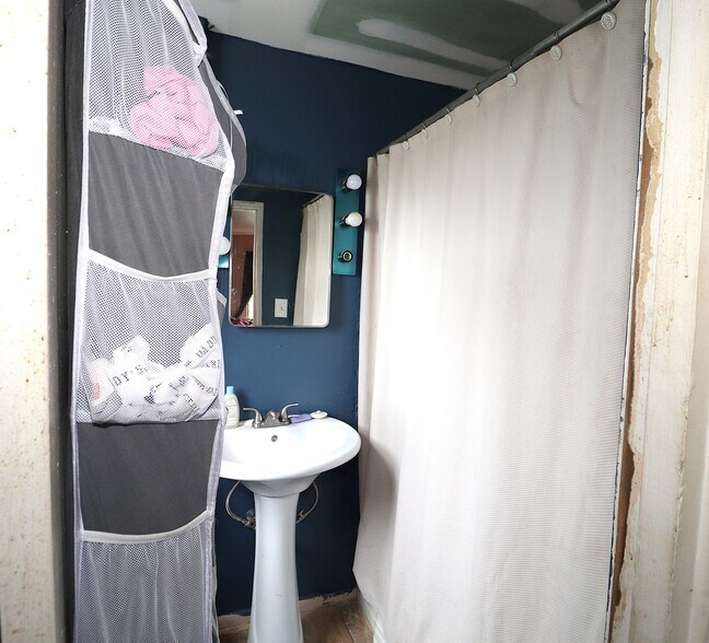 More Photos Of 142 S Broadway St, Blanchester Storefront Retail Residential For Sale