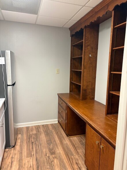 More Photos Of 102 W 7th St, Columbia Showroom For Lease
