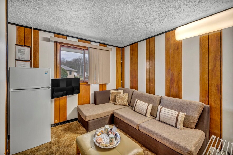 More Photos Of 44077 Oberlin Elyria Rd, Oberlin Hotel For Sale