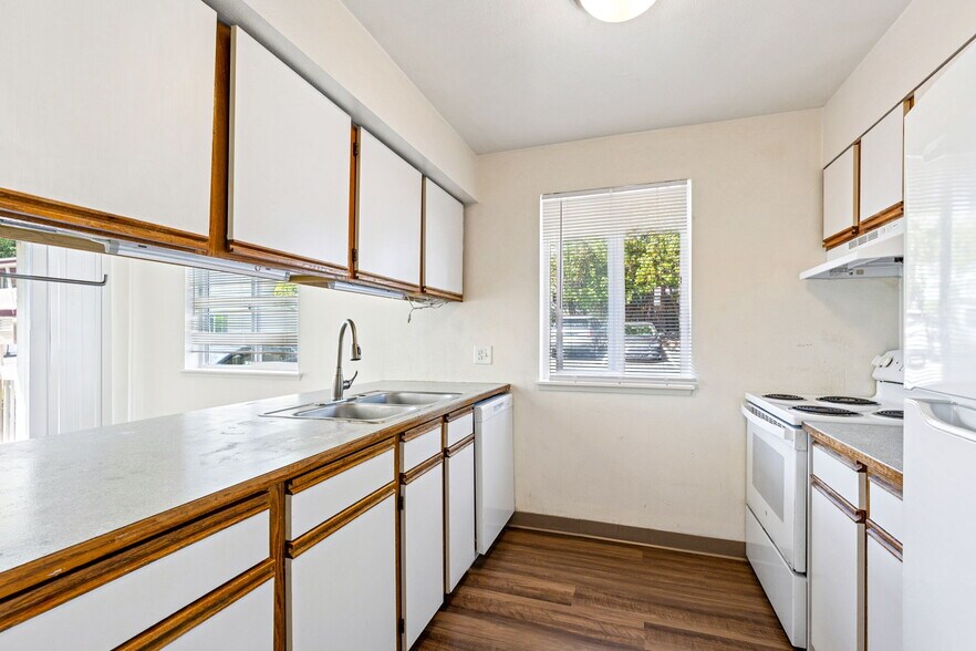 More Photos Of 7420-7428 208th St SW, Edmonds Apartments For Sale