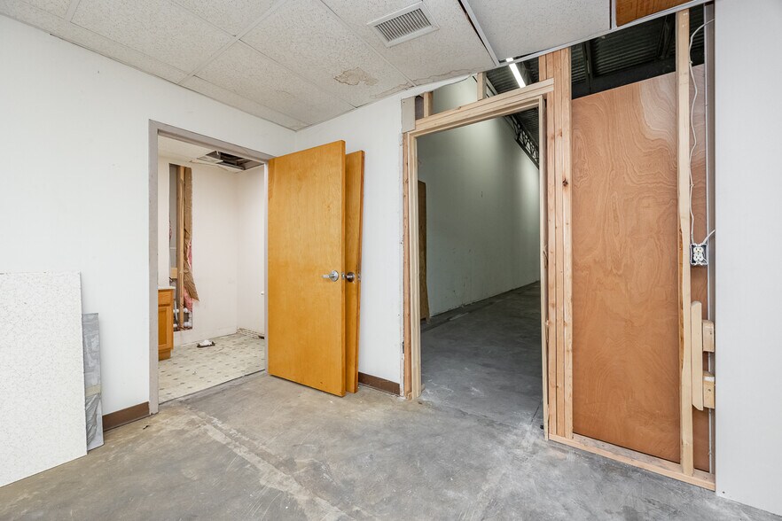 More Photos Of 640 Snyder Ave, West Chester Warehouse For Sale