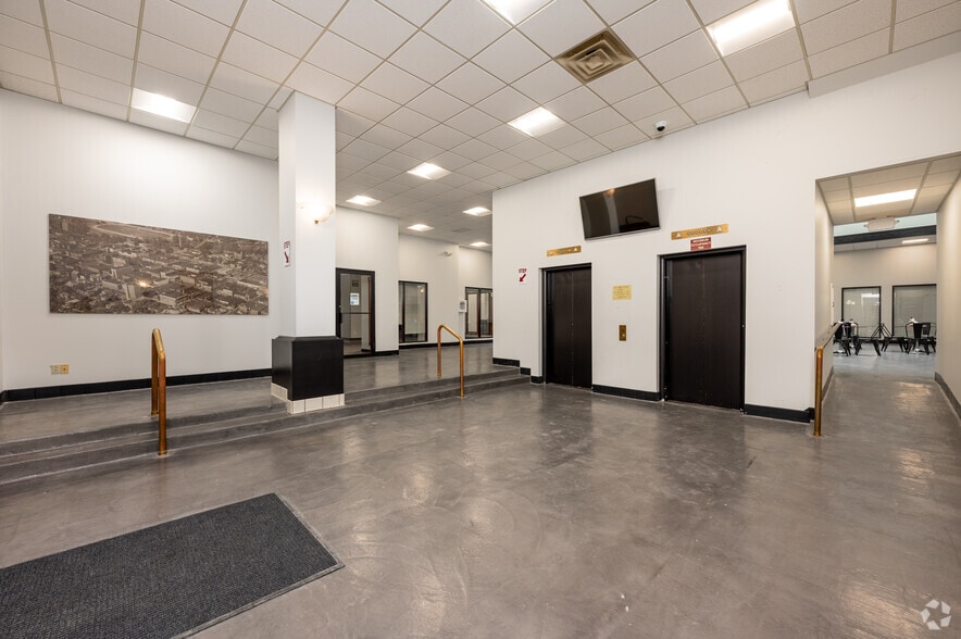 More Photos Of 1106 Meridian St, Anderson Office For Lease