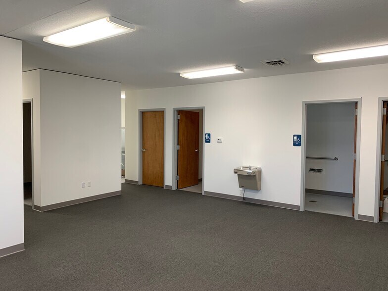 More Photos Of 1014 Ekstam Dr, Bloomington Office For Lease