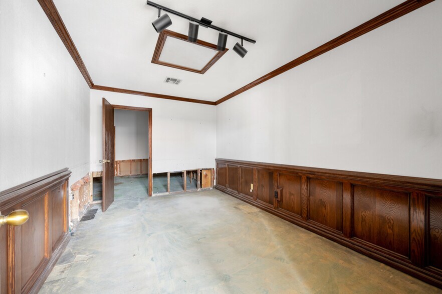 More Photos Of 308-310 S Main St, Lindsay Office For Sale