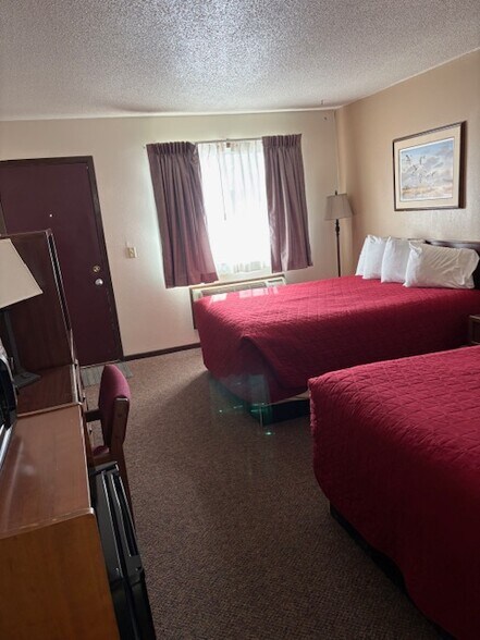 More Photos Of 900 E 7th St, Wayne Hotel For Sale