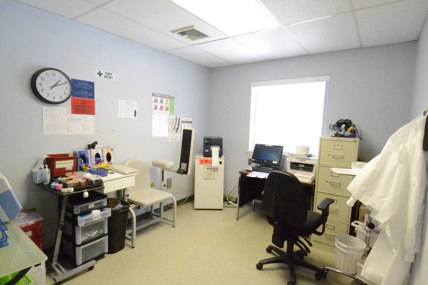 More Photos Of 400 Gidney Ave, Newburgh Medical For Sale