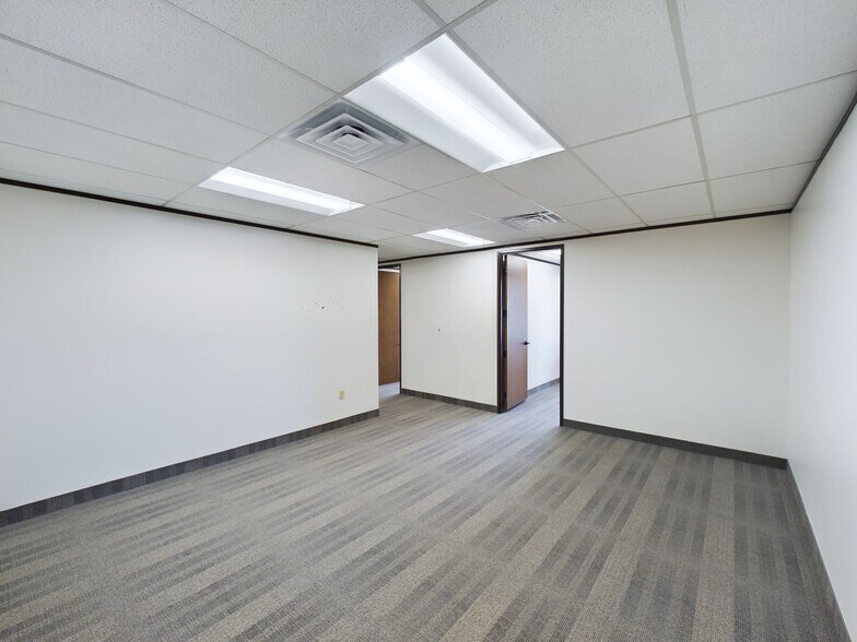 More Photos Of 17440 N Dallas Pky, Dallas Office For Lease