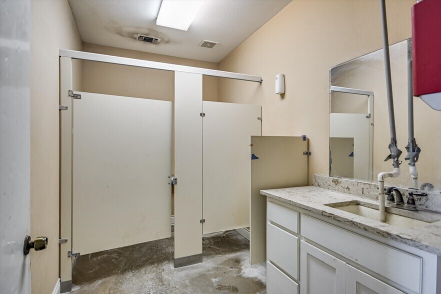 More Photos Of 22108 Odell Fairway Trl, Spicewood Industrial For Sale