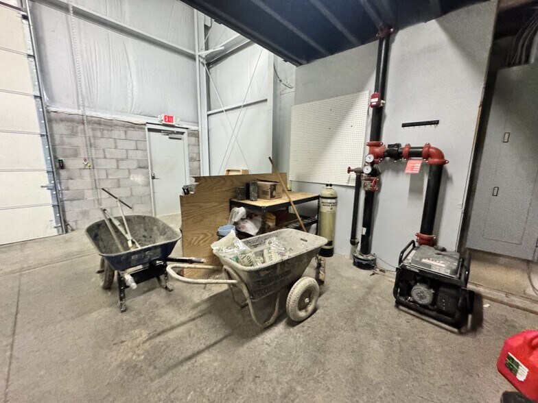 More Photos Of 13050 Eastgate Park Way, Louisville Light Distribution For Lease