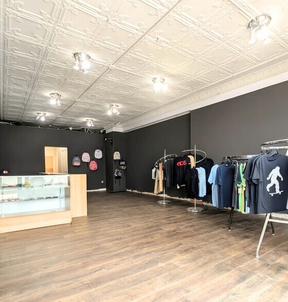 More Photos Of 10 S Main St, Clawson Storefront For Lease