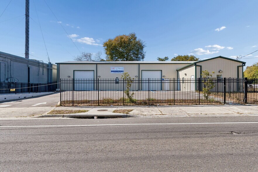 More Photos Of 2820 N 34th St, Tampa Warehouse For Lease