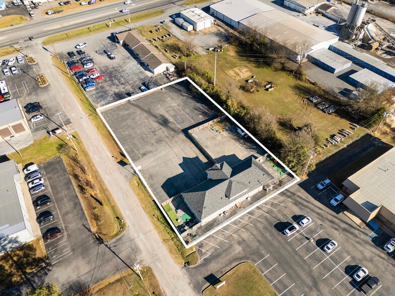 More Photos Of 915 Cooley St, Albertville Freestanding For Sale