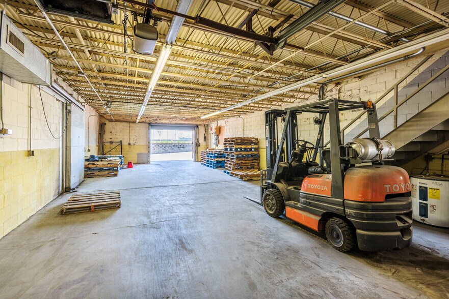 More Photos Of 311-333 Oakdale Rd, Charlotte Food Processing For Sale