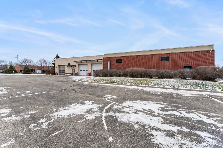 More Photos Of 11180 86th Ave N, Osseo Flex For Lease