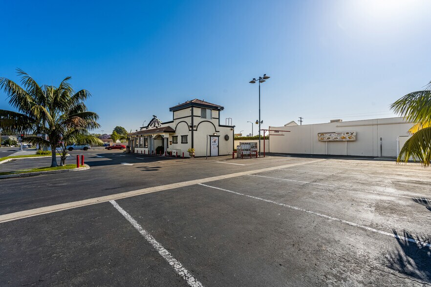 More Photos Of 1936 W 17th St, Santa Ana Restaurant For Sale