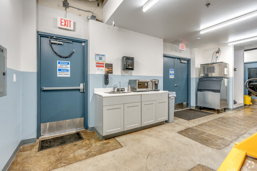 More Photos Of 4321 Live Oak St, Dallas Freestanding For Sale