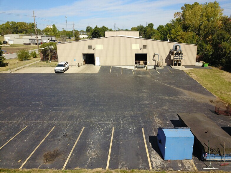 More Photos Of 1211 S Powell Rd, Independence Manufacturing For Lease