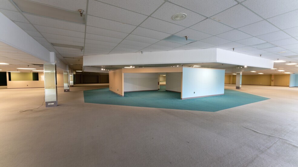 More Photos Of 10001 Tamiami Trl E, Naples Freestanding For Lease