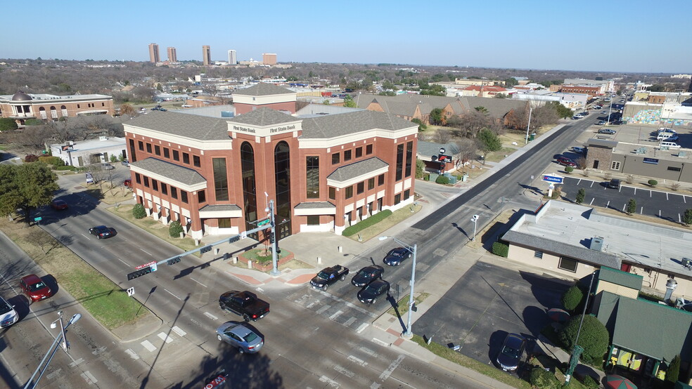 Primary Photo Of 400 W Oak St, Denton Office For Lease