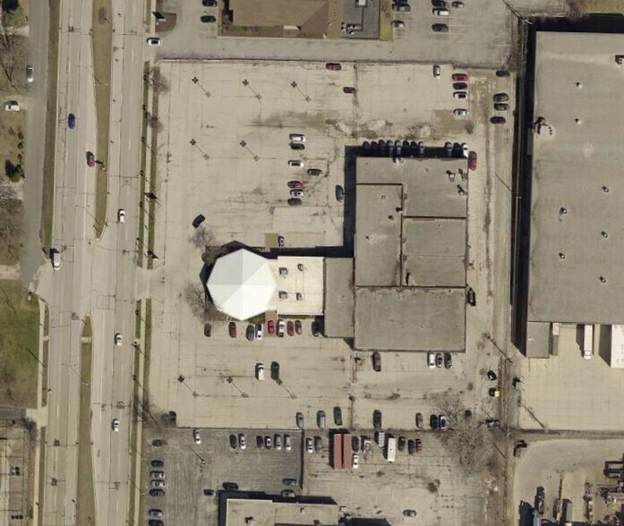 More Photos Of 7800 N 76th St, Milwaukee Auto Dealership For Lease