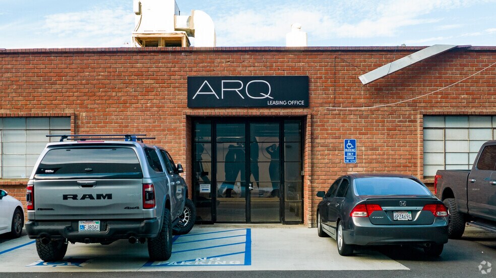 More Photos Of 3221-3223 S La Cienega Blvd, Los Angeles Warehouse For Lease