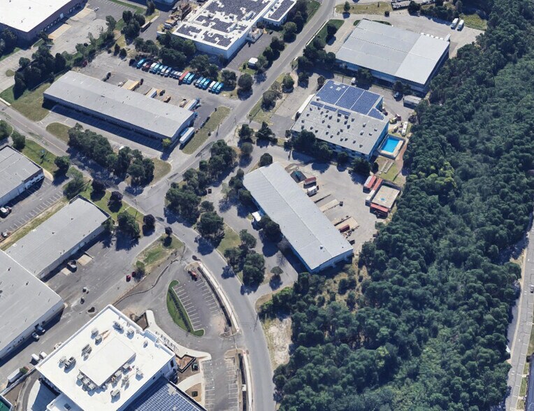 More Photos Of 1995 Swarthmore Ave, Lakewood Warehouse For Lease