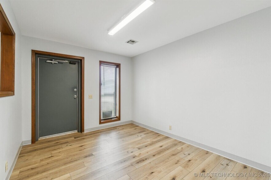 More Photos Of 1236 E Main St, Cushing Medical For Sale