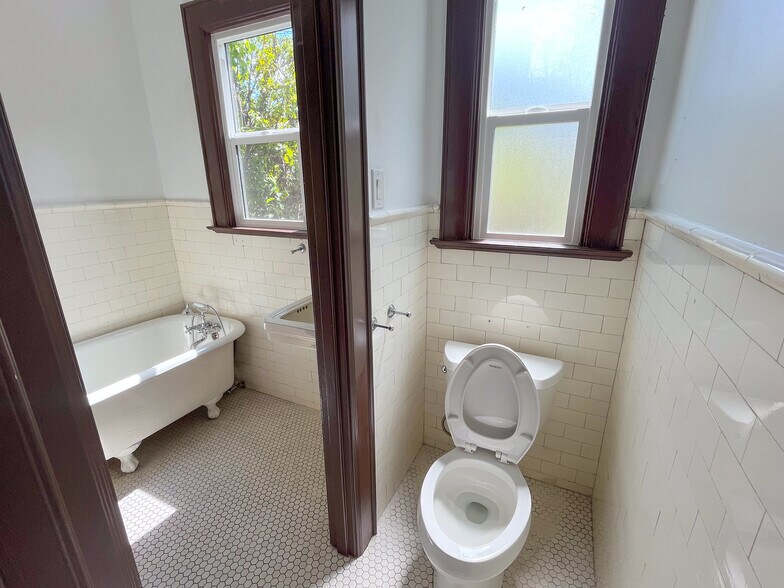 More Photos Of 658 S Bronson Ave, Los Angeles Office Residential For Sale