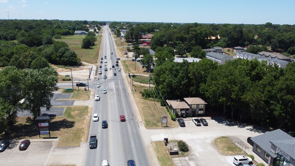 More Photos Of 9 Halsted Cir, Rogers Medical For Lease