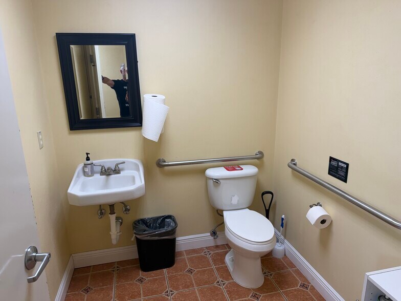 More Photos Of 1045 9th Ave N, Saint Petersburg Medical For Lease