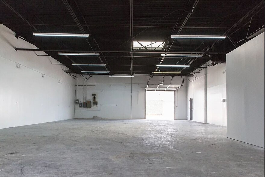 More Photos Of 11127 Shady Trl, Dallas Light Distribution For Sale