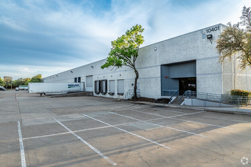 More Photos Of 10401 Miller Rd, Dallas Warehouse For Lease