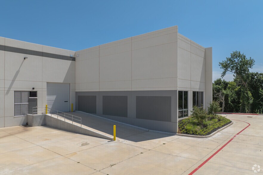 More Photos Of 2250 114th St, Grand Prairie Distribution For Sale