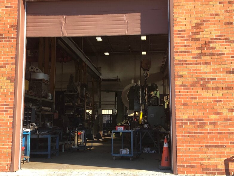 More Photos Of 160 Norfinch Dr, Toronto Manufacturing For Lease