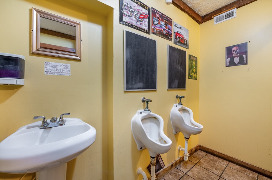 More Photos Of 3934-3938 Decoursey Ave, Covington Bar For Sale